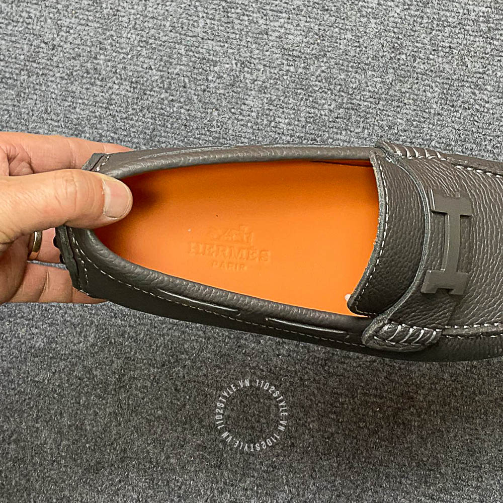 Độ hoàn thiện của đôi giày Hermes màu ghi