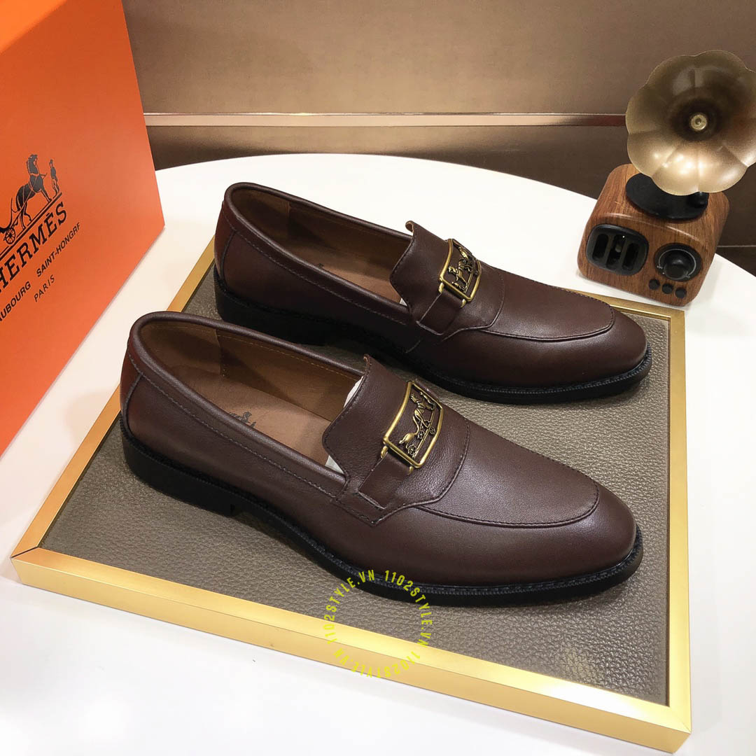Chất liệu da của đôi giày lười Hermes màu nâu