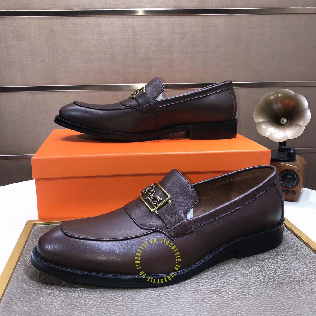 Thiết kế của mẫu giày lười Hermes màu nâu