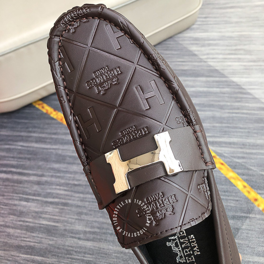 Màu sắc chủ đạo của đôi giày Hermes nâu