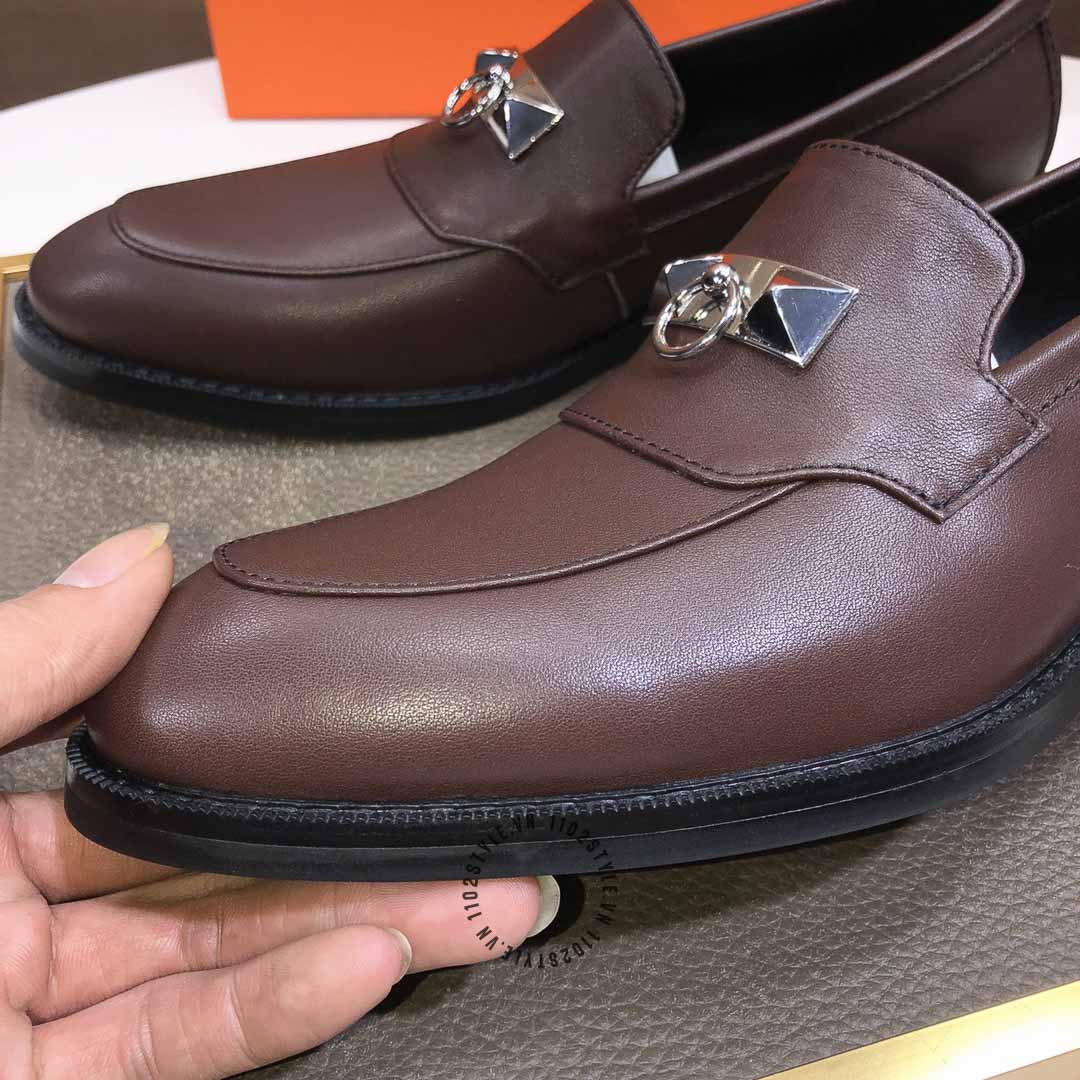 Chất liệu da của đôi giày Hermes màu nâu