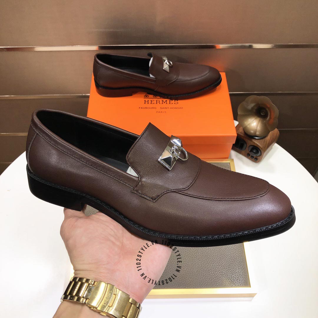 Kiểu dáng và thiết kế của đôi giày Hermes màu nâu