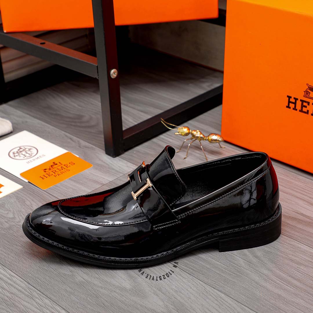 Chất liệu da của đôi giày Hermes màu đen bóng