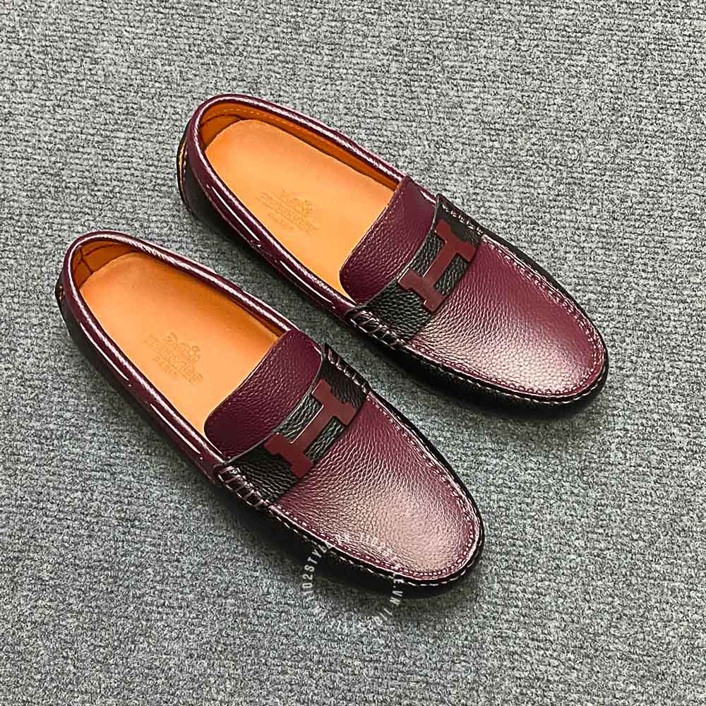 Kiểu dáng và thiết kế của đôi giày Hermes màu đen phối đỏ đô