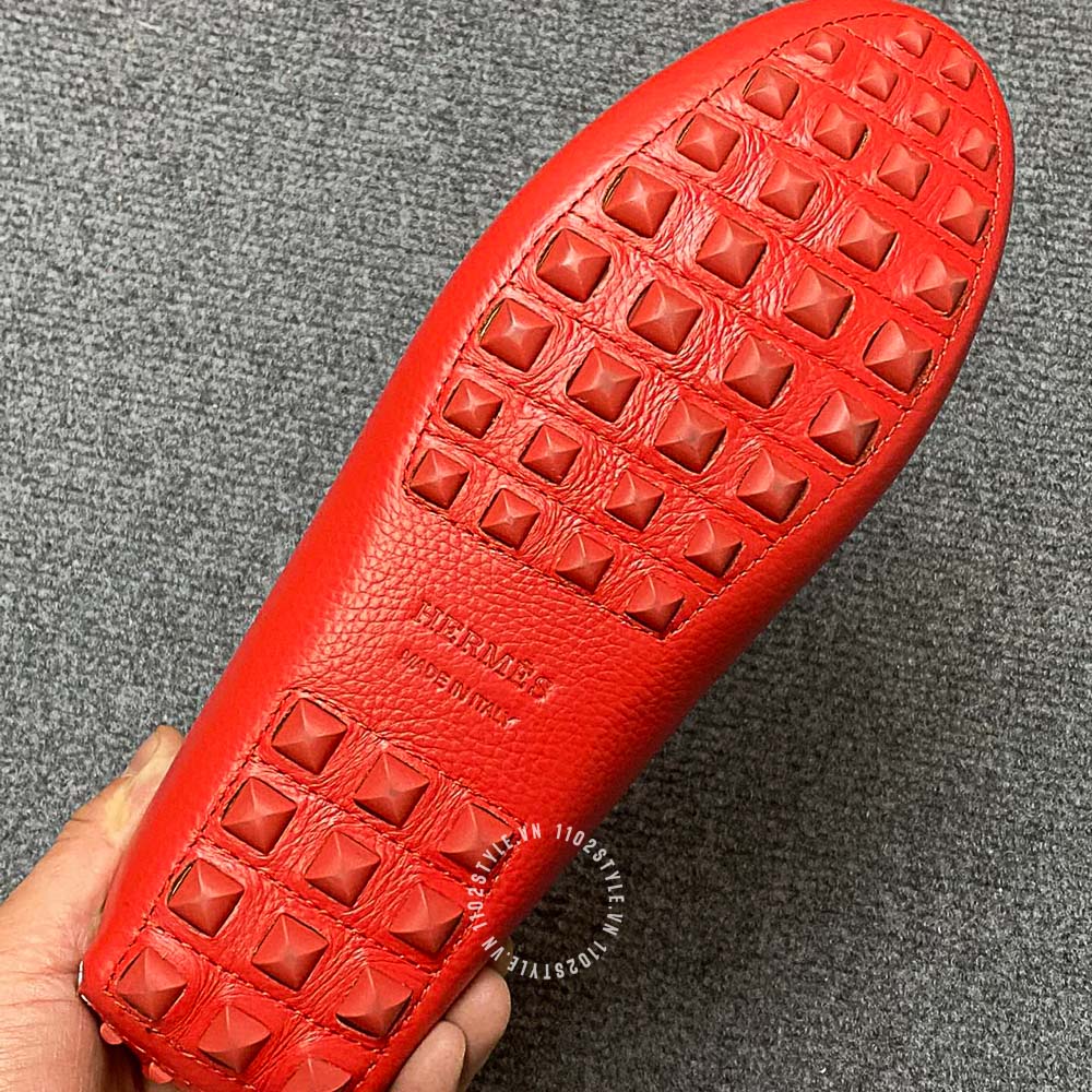 Độ hoàn thiện của đôi giày Hermes màu đỏ phối be