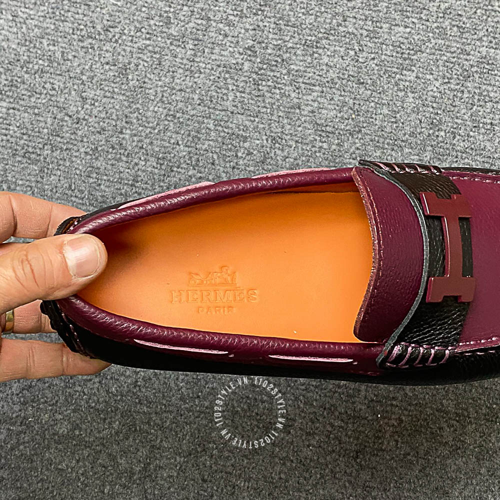 Độ hoàn thiện của đôi giày Hermes màu đen phối đỏ đô