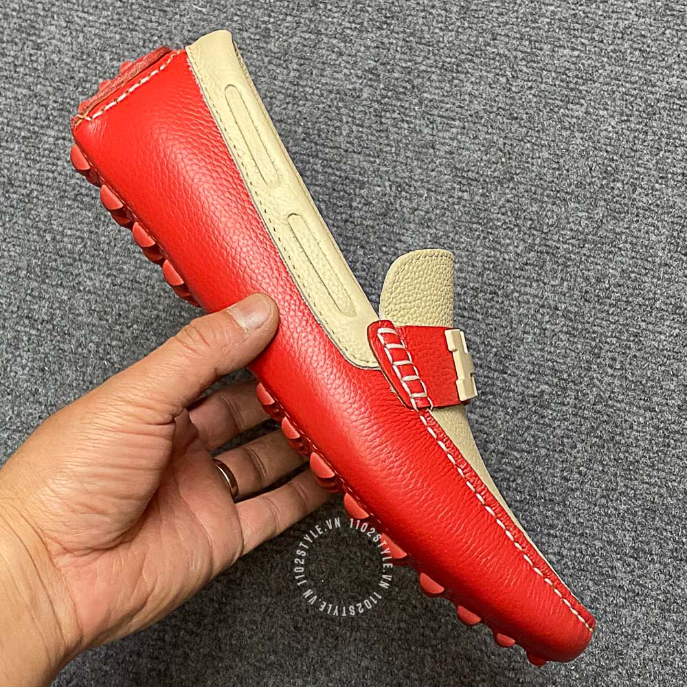 Chất liệu da của đôi giày Hermes màu đỏ phối be