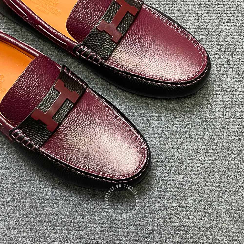 Chất liệu da của đôi giày Hermes đen phối đỏ đô