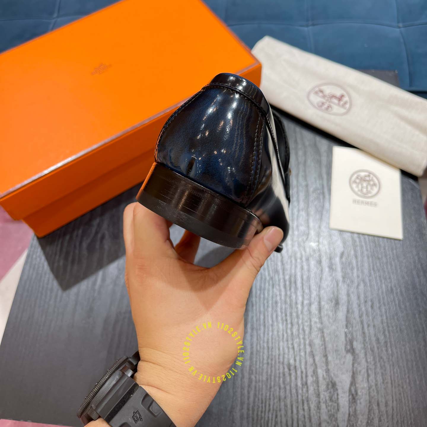 Giày Hermes màu xanh đen có mức giá vô cùng ưu đãi