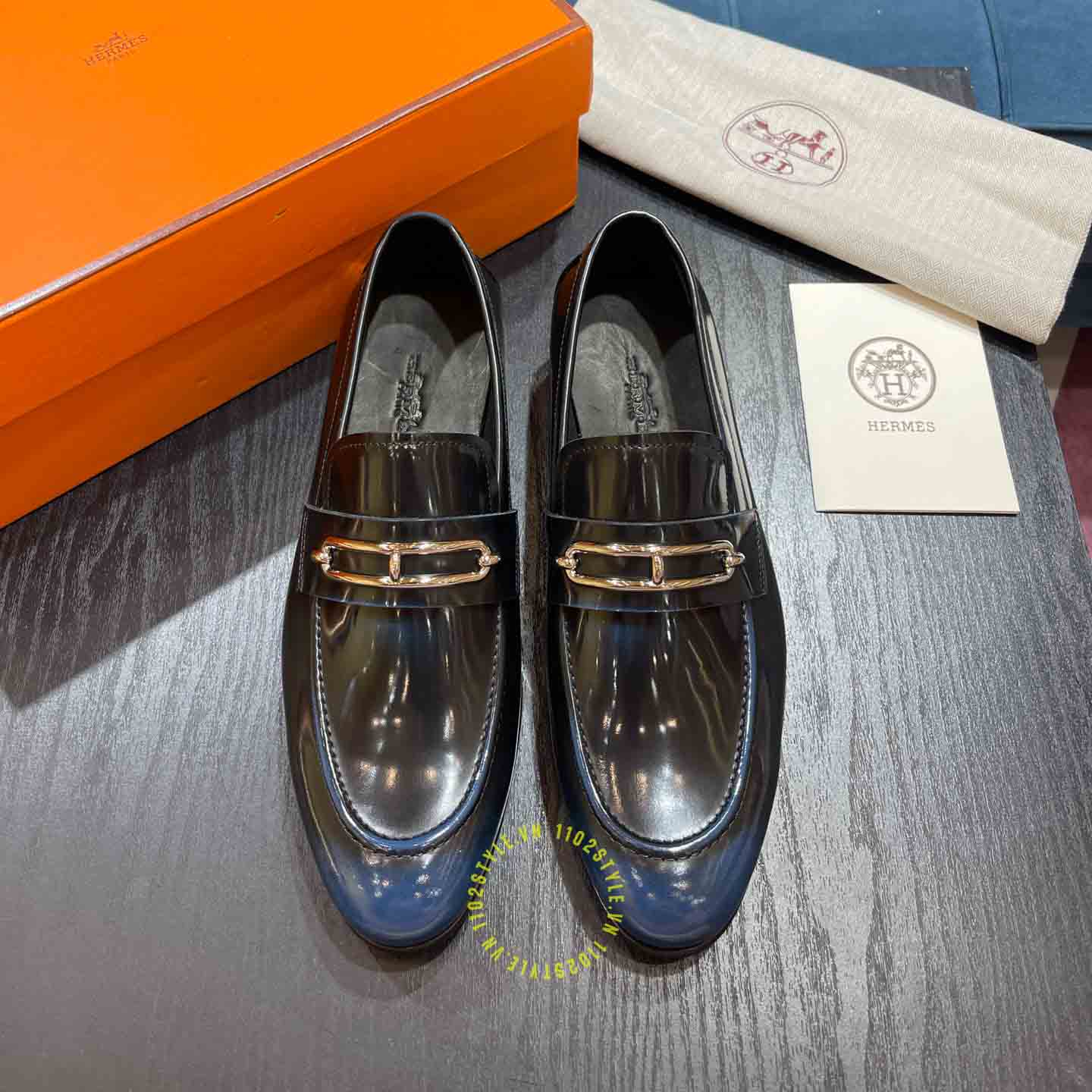 Khám phá đôi nét về đôi giày lười Hermes màu xanh đen