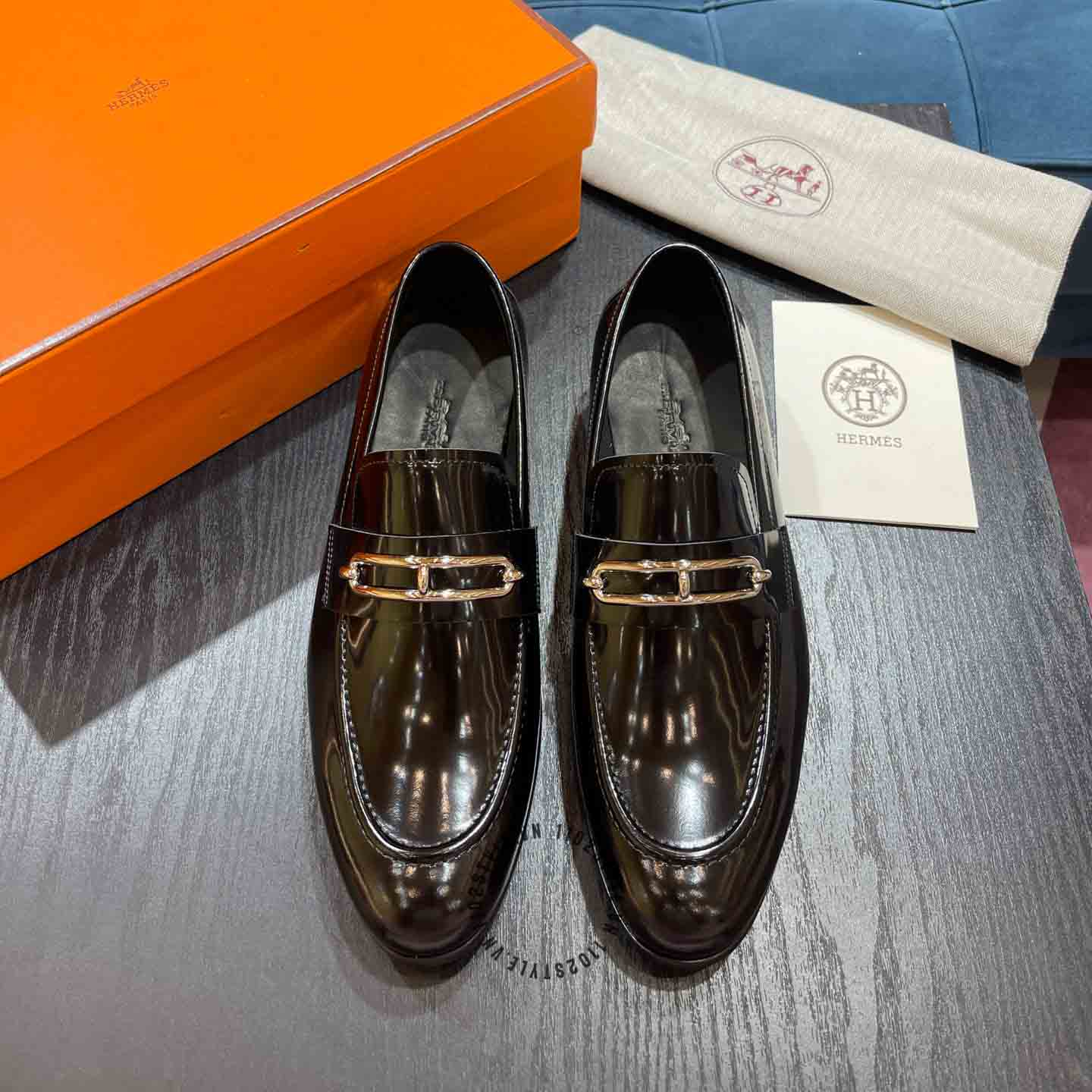 Đôi nét của giày lười nam Hermes màu nâu