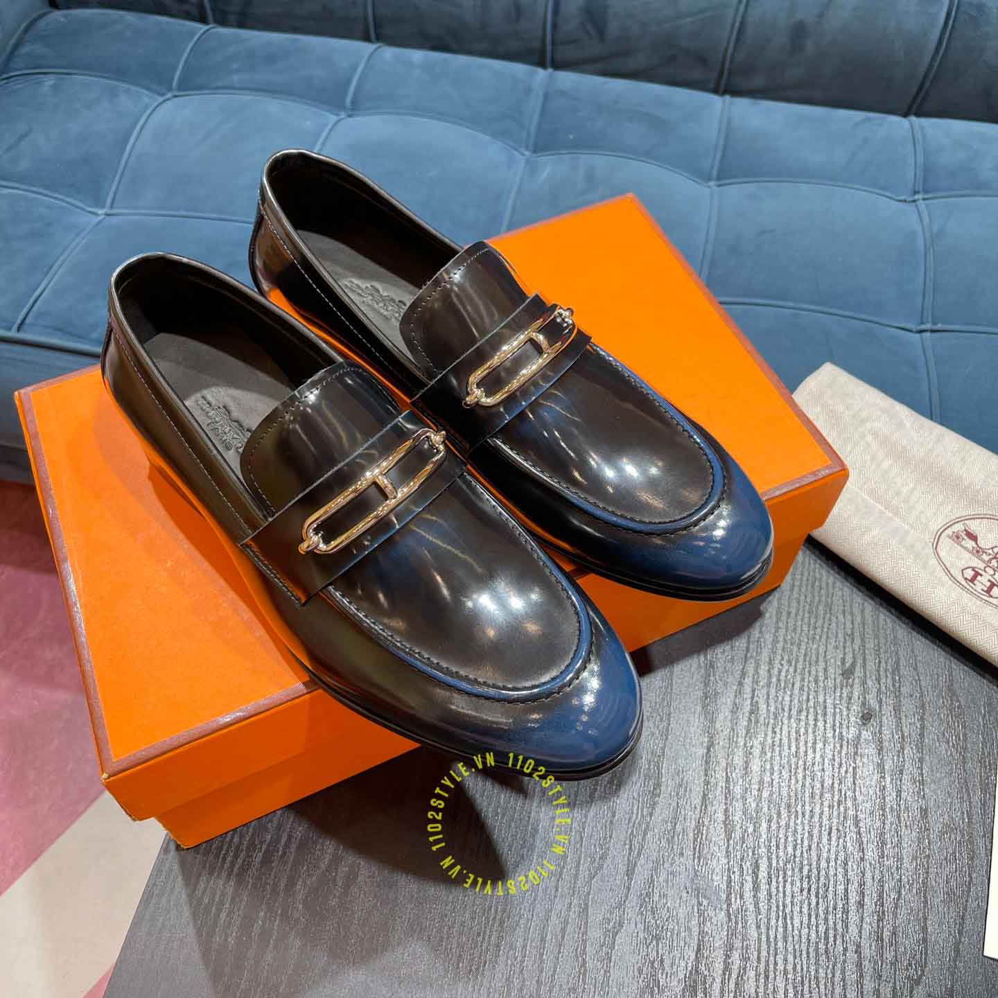 Màu sắc chủ đạo của đôi giày Hermes màu xanh đen