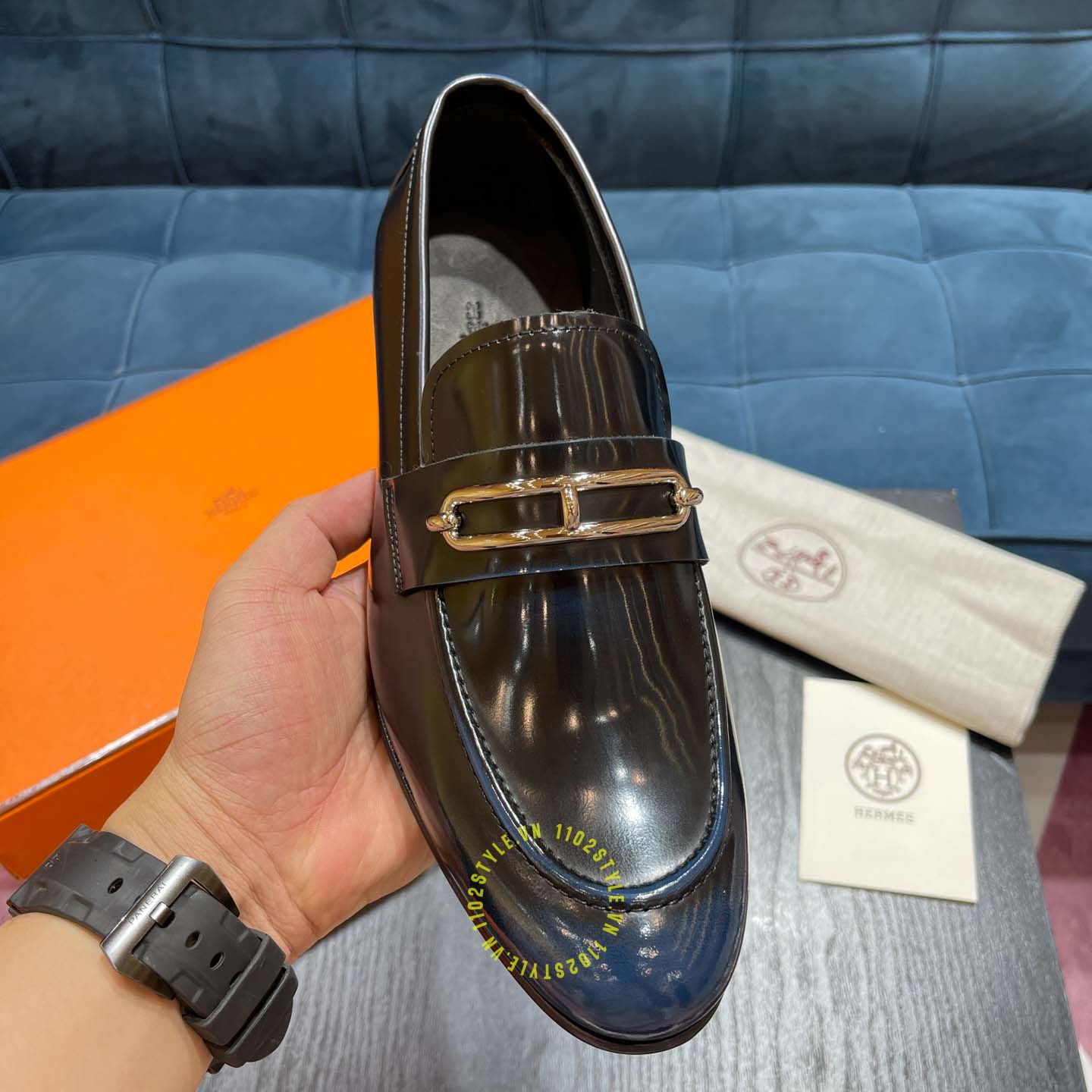 Kiểu dáng và thiết kế của đôi giày Hermes màu xanh đen