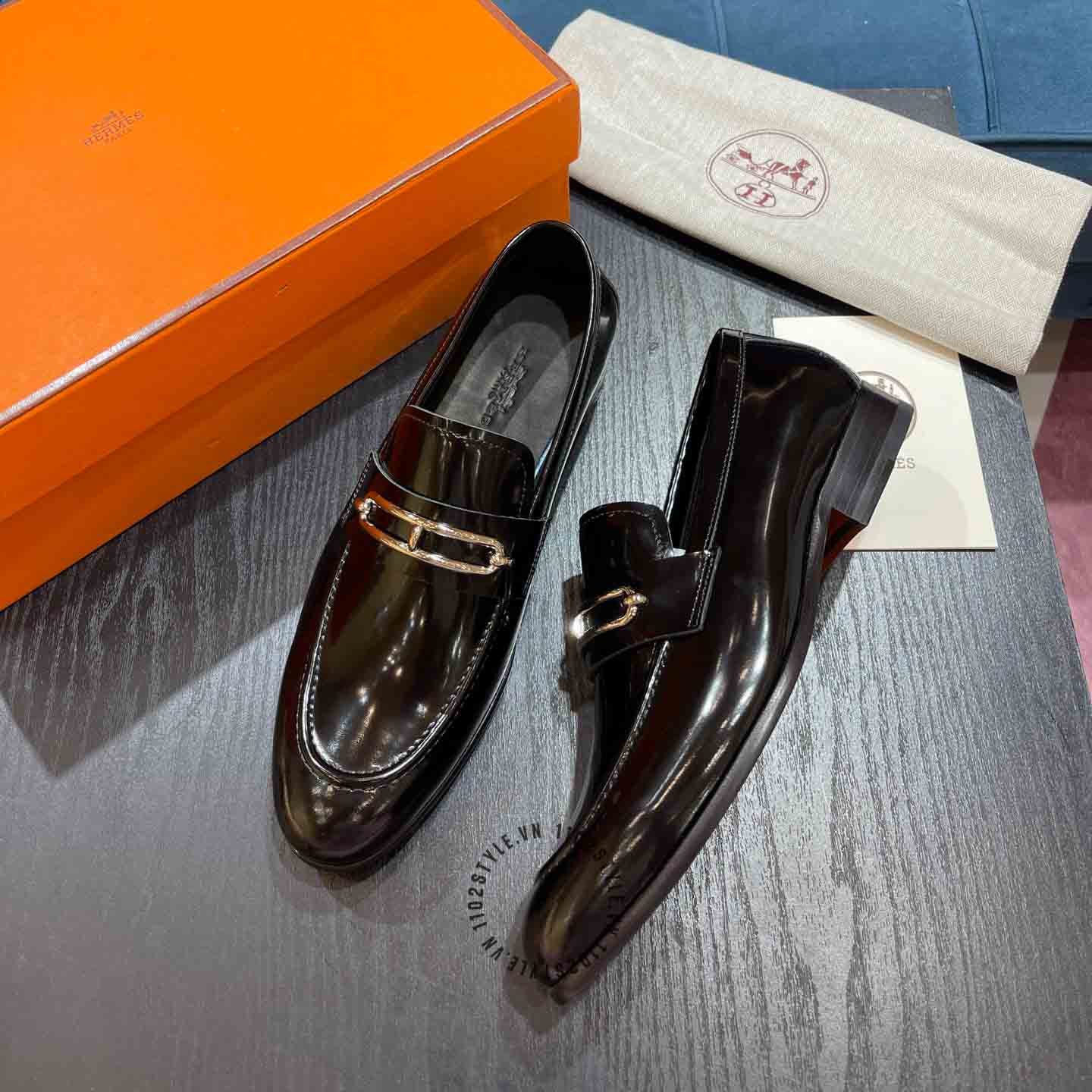 Chất liệu của giày lười Hermes màu nâu