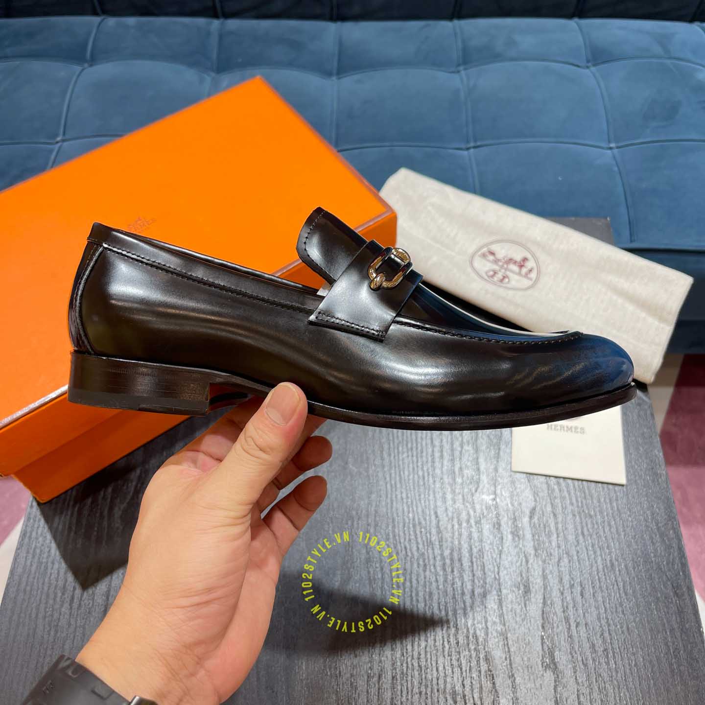 Độ hoàn thiện của đôi giày lười Hermes màu xanh đen