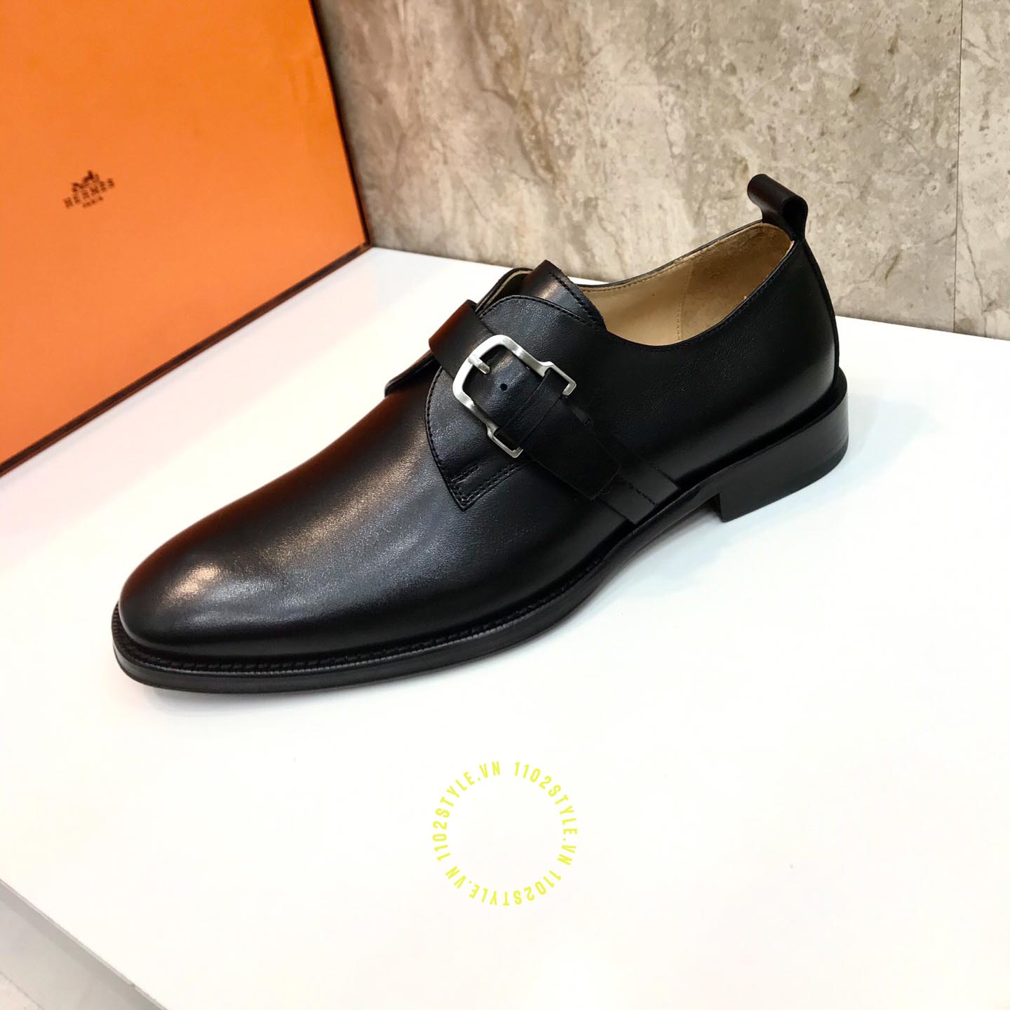 Màu sắc chủ đạo của đôi giày Hermes màu đen