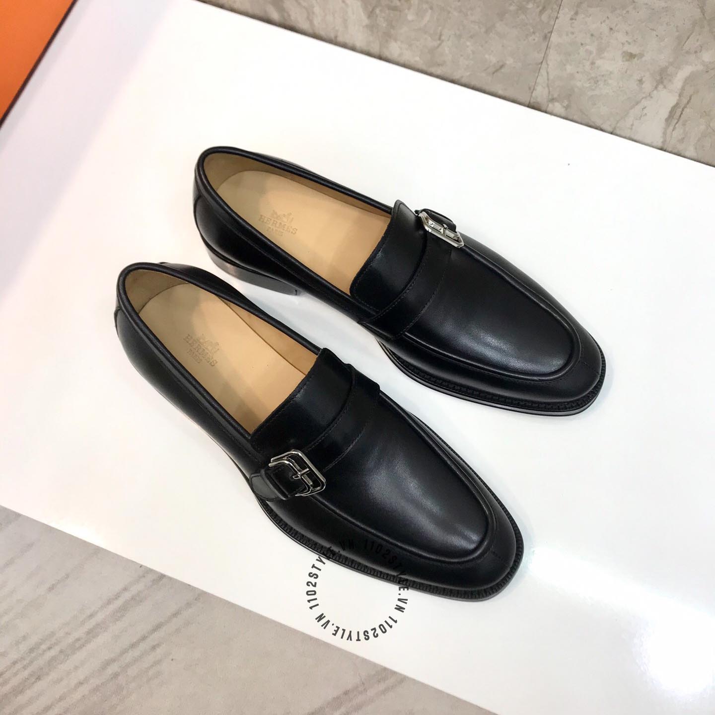 Chất liệu da của giày lười Hermes màu đen
