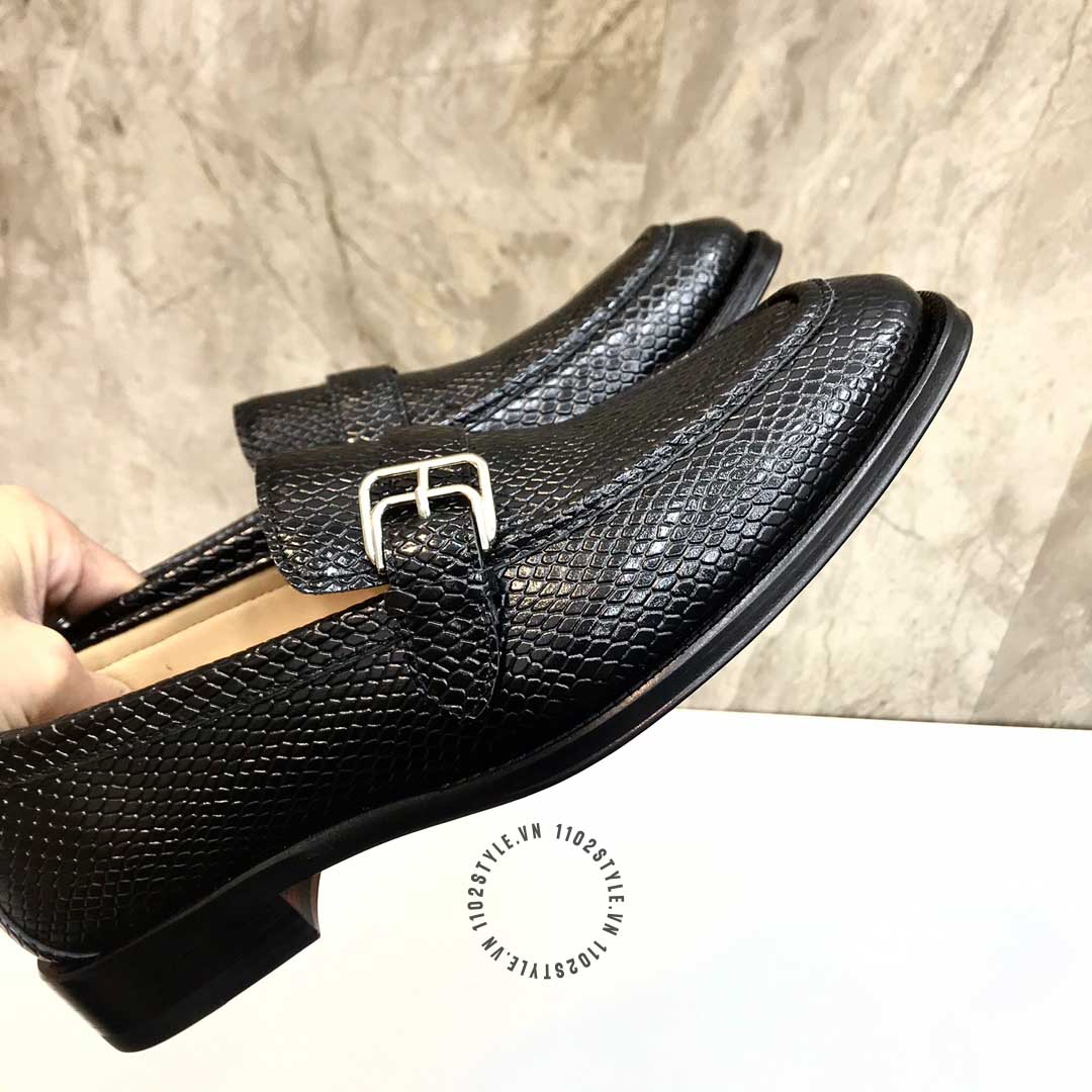 Chất liệu của đôi giày Hermes màu đen họa tiết da rắn