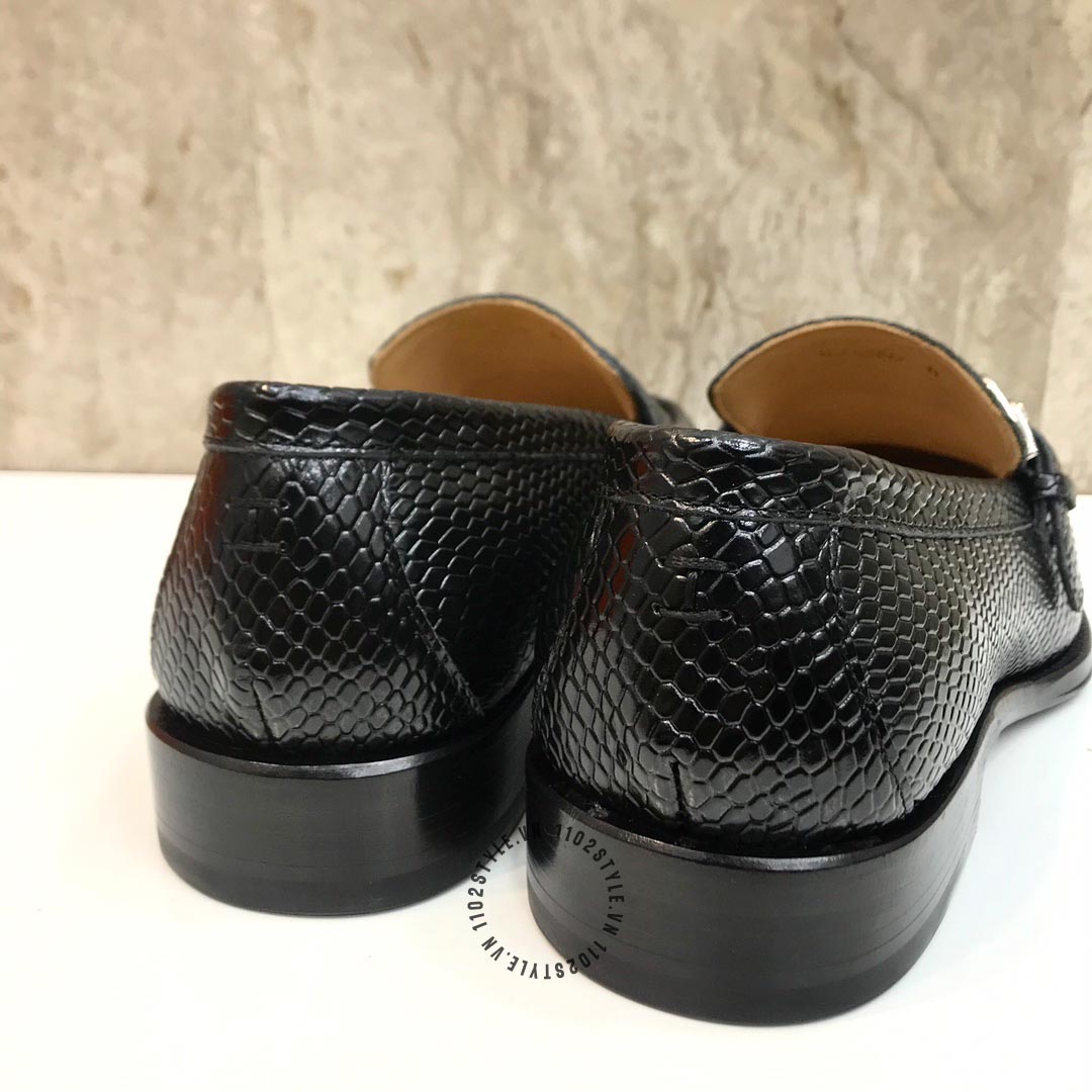 Độ hoàn thiện của đôi giày lười màu đen họa tiết da rắn