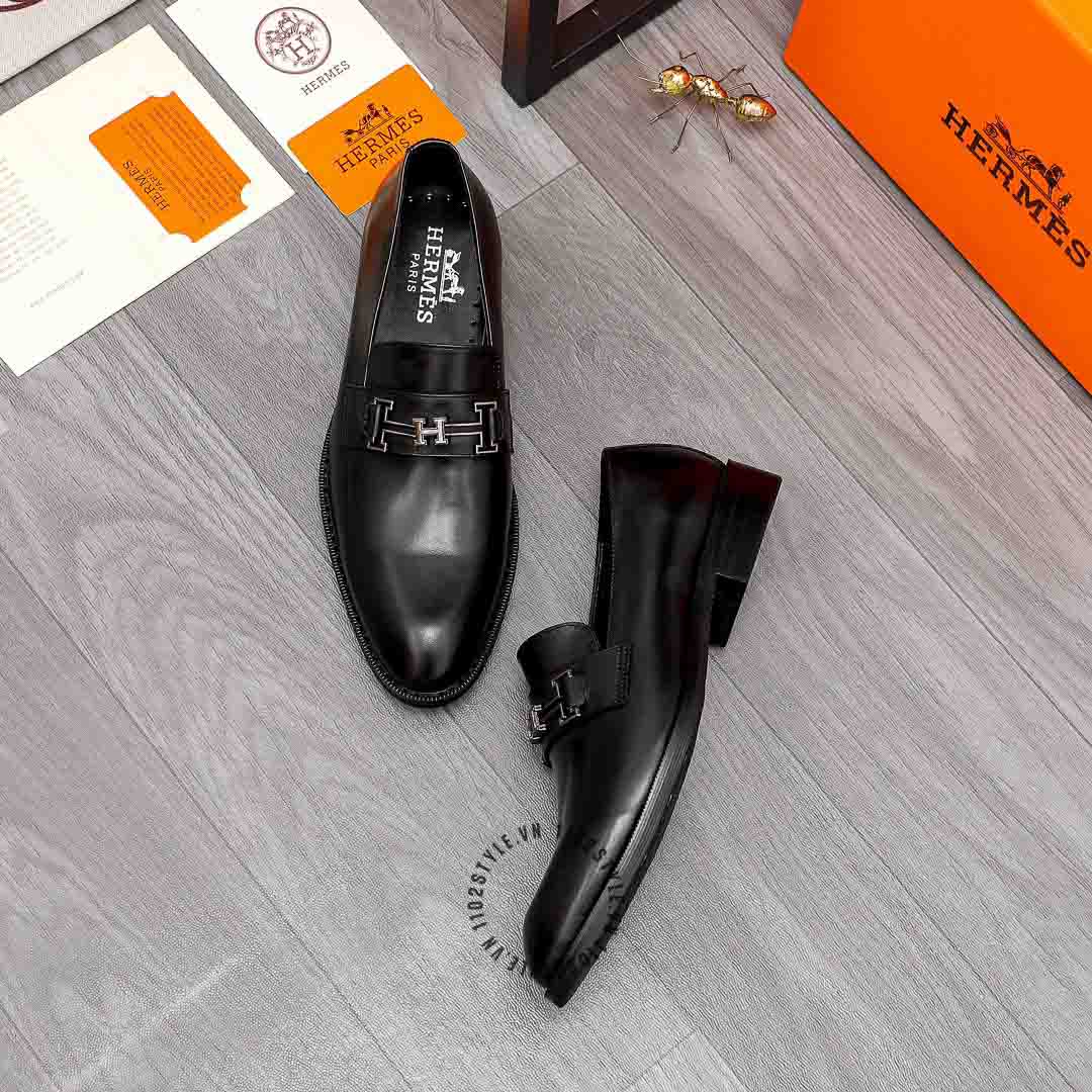 Độ hoàn thiện của đôi giày Hermes màu đen