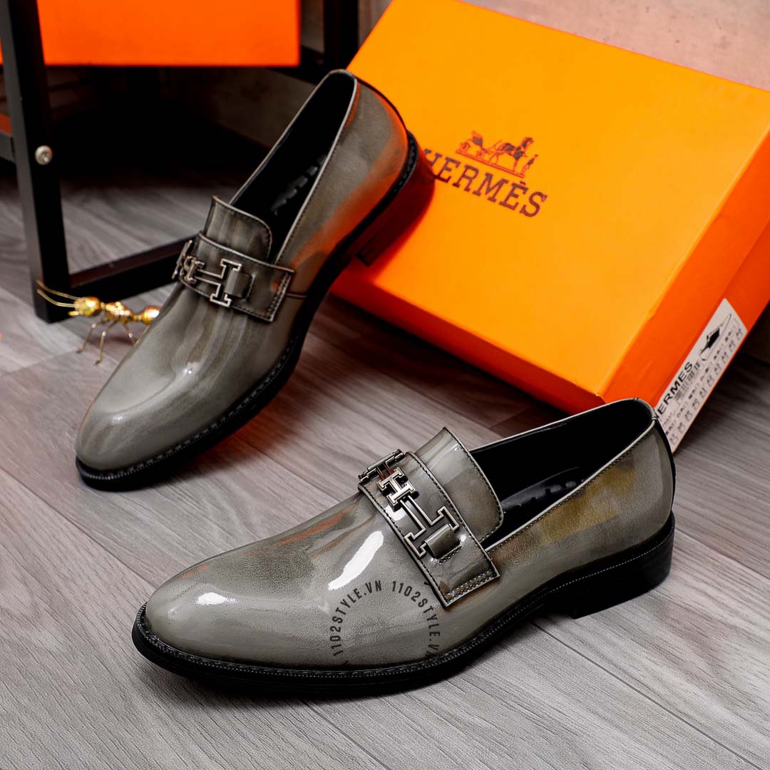 Chất liệu da của đôi giày Hermes màu xám