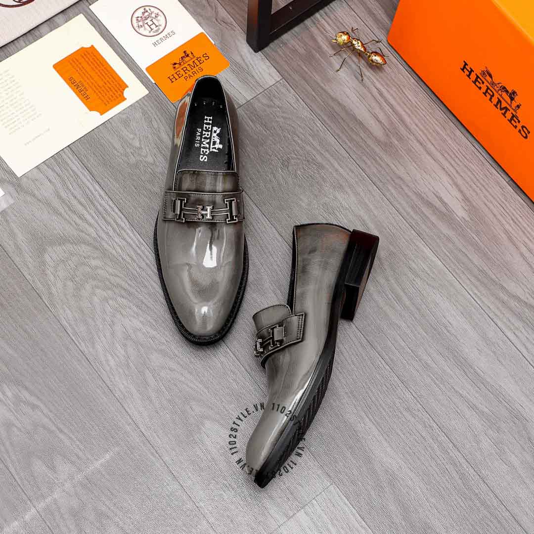 Độ hoàn thiện của đôi giày Hermes màu xám