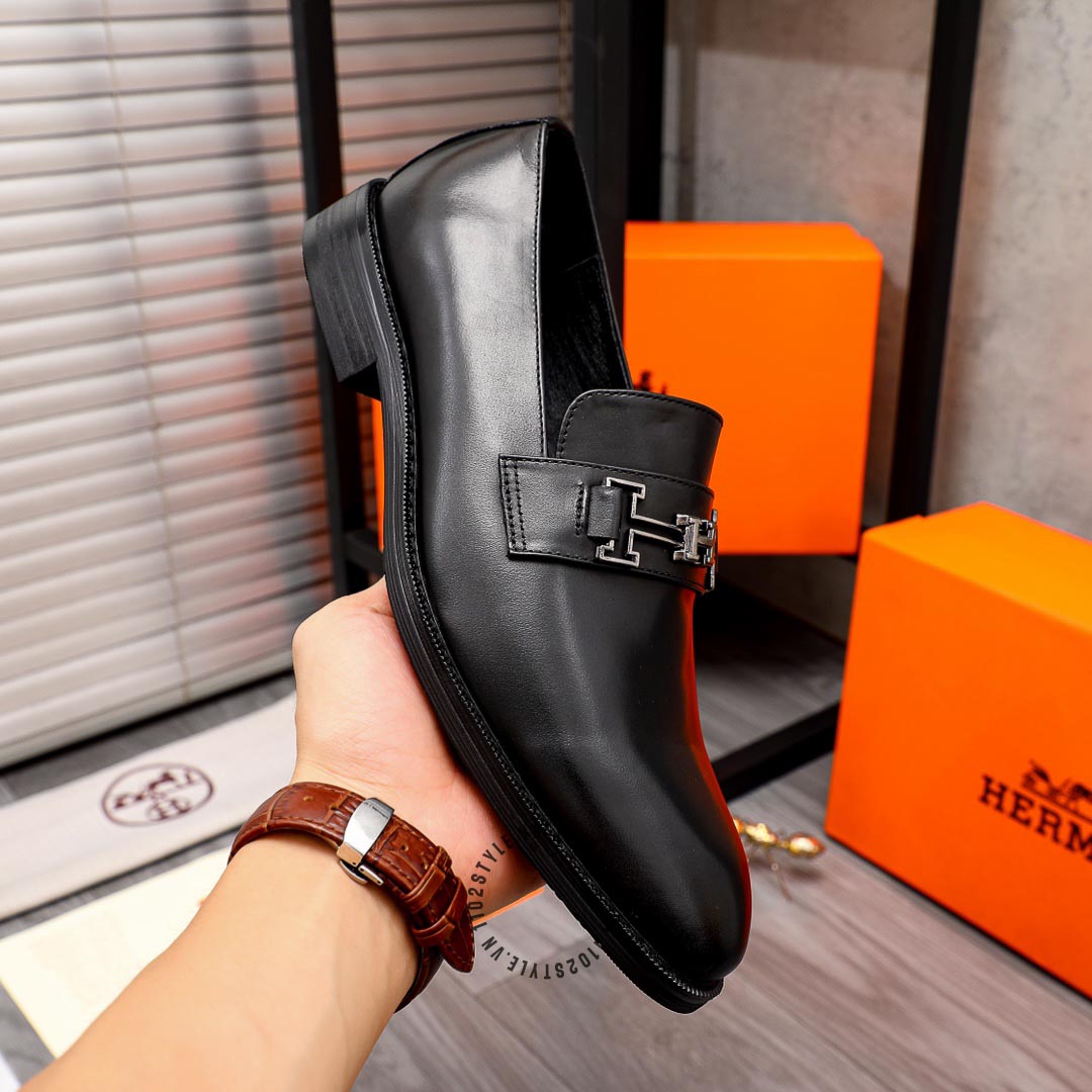 Màu sắc chủ đạo của đôi giày Hermes màu đen