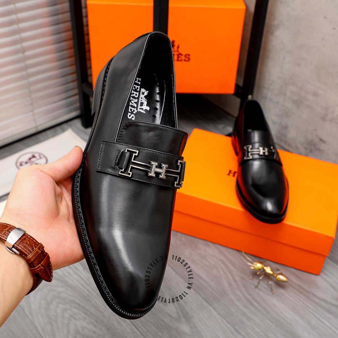 Chất liệu da của đôi giày Hermes đen