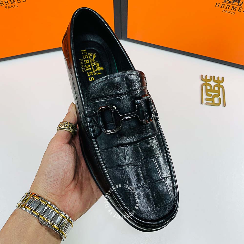 Chất liệu da của đôi giày Hermes màu đen