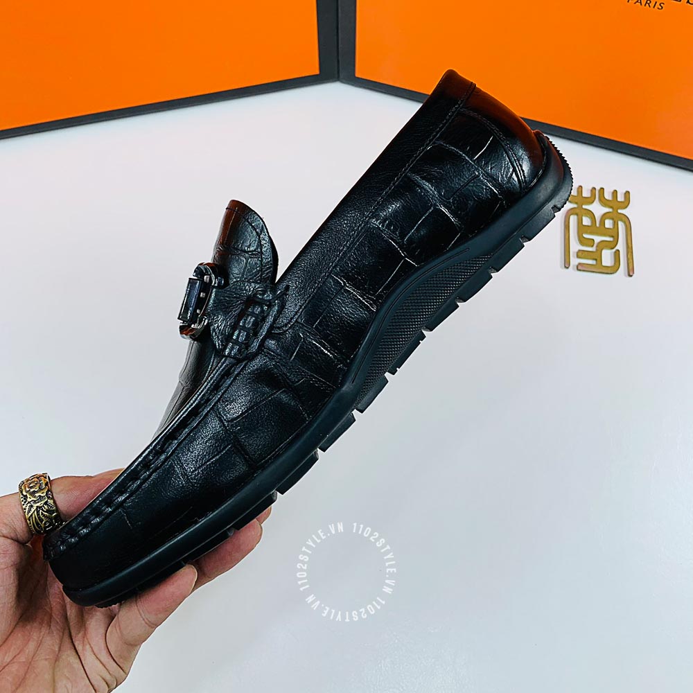 Màu sắc chủ đạo của đôi giày Hermes màu đen