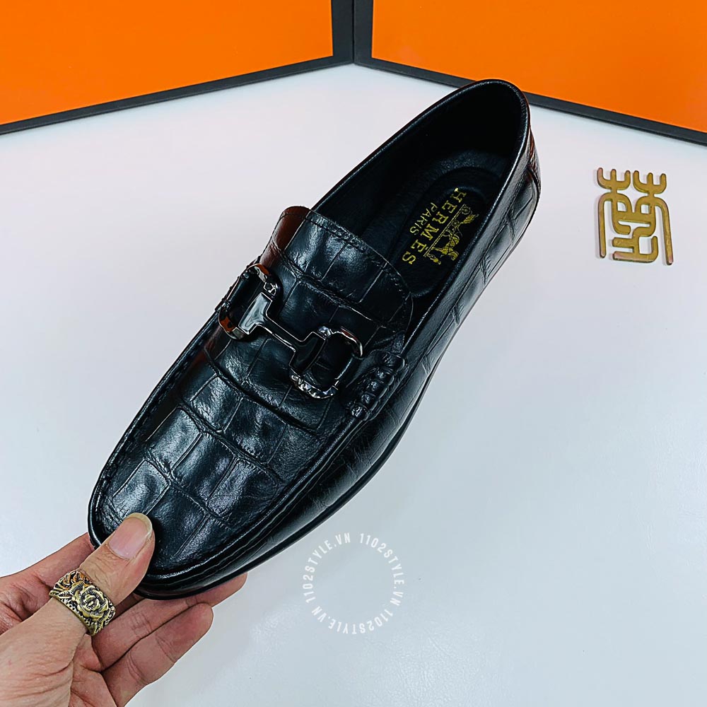 Độ hoàn thiện của đôi giày lười Hermes màu đen