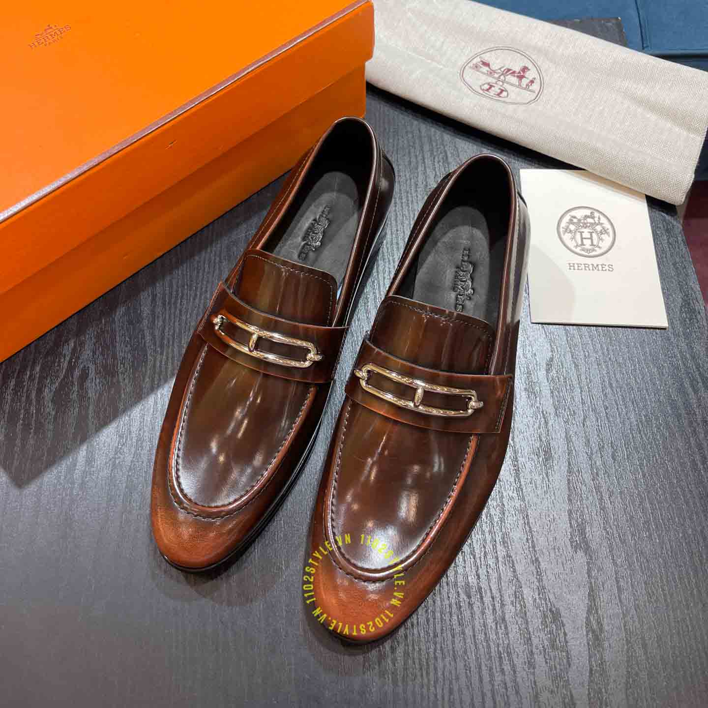 Kiểu dáng và thiết kế của giày lười Hermes màu nâu