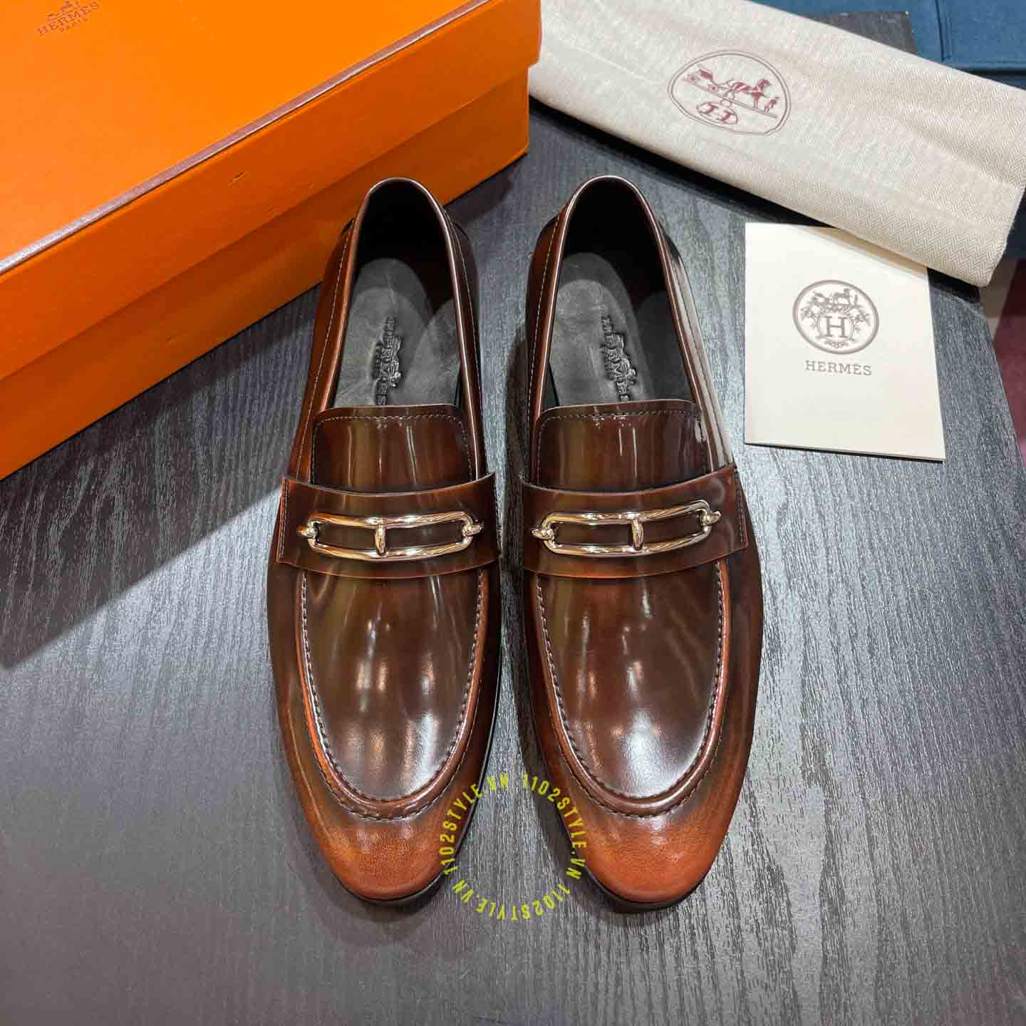 Đôi nét của giày lười Hermes màu nâu