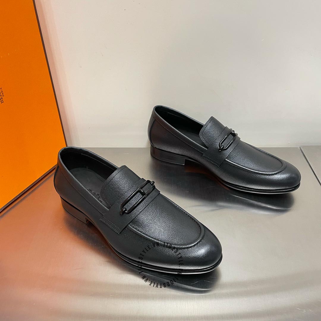 Kiểu dáng và thiết kế của đôi giày Hermes màu đen