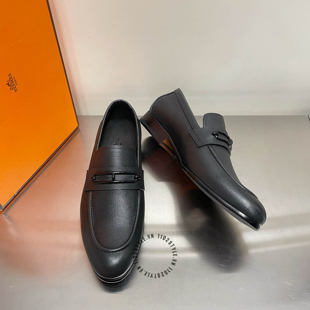 Độ hoàn thiện của đôi giày Hermes màu đen