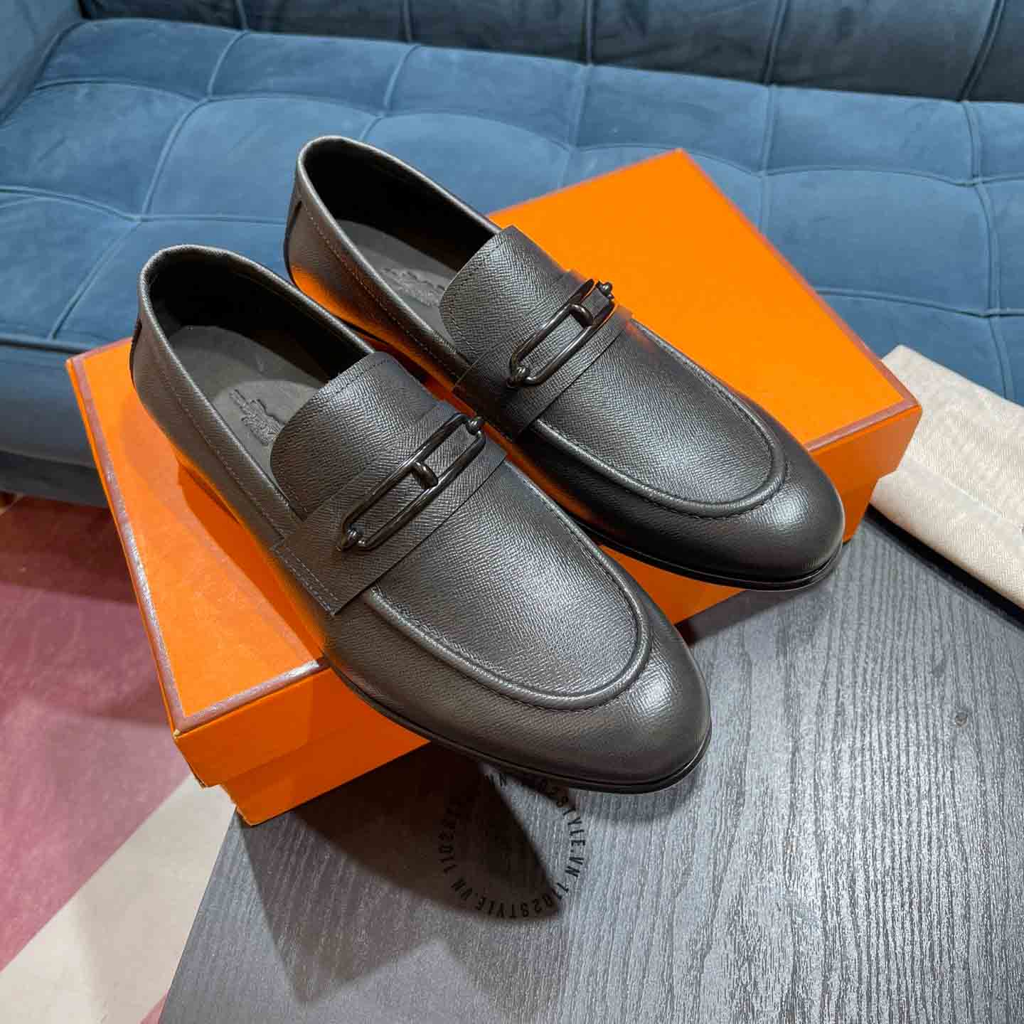 Kiểu dáng và thiết kế của đôi giày lười Hermes ghi xám