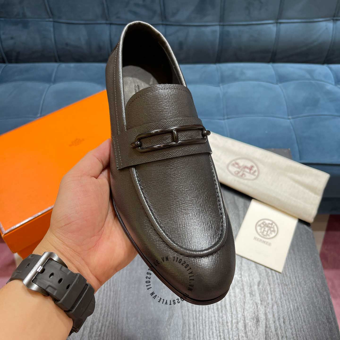 Màu sắc chủ đạo của đôi giày Hermes màu ghi xám