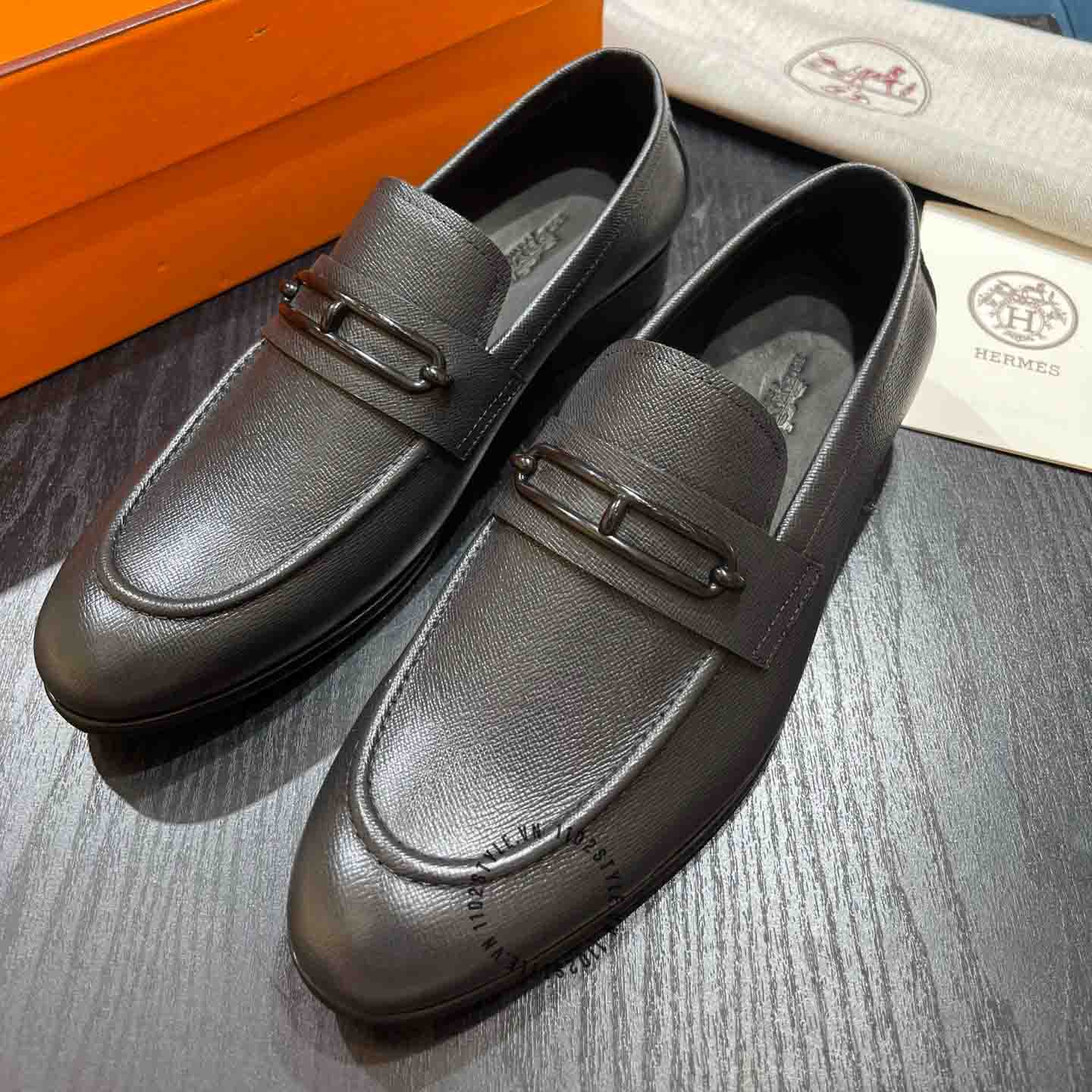 Chất liệu da của đôi giày lười Hermes màu ghi xám