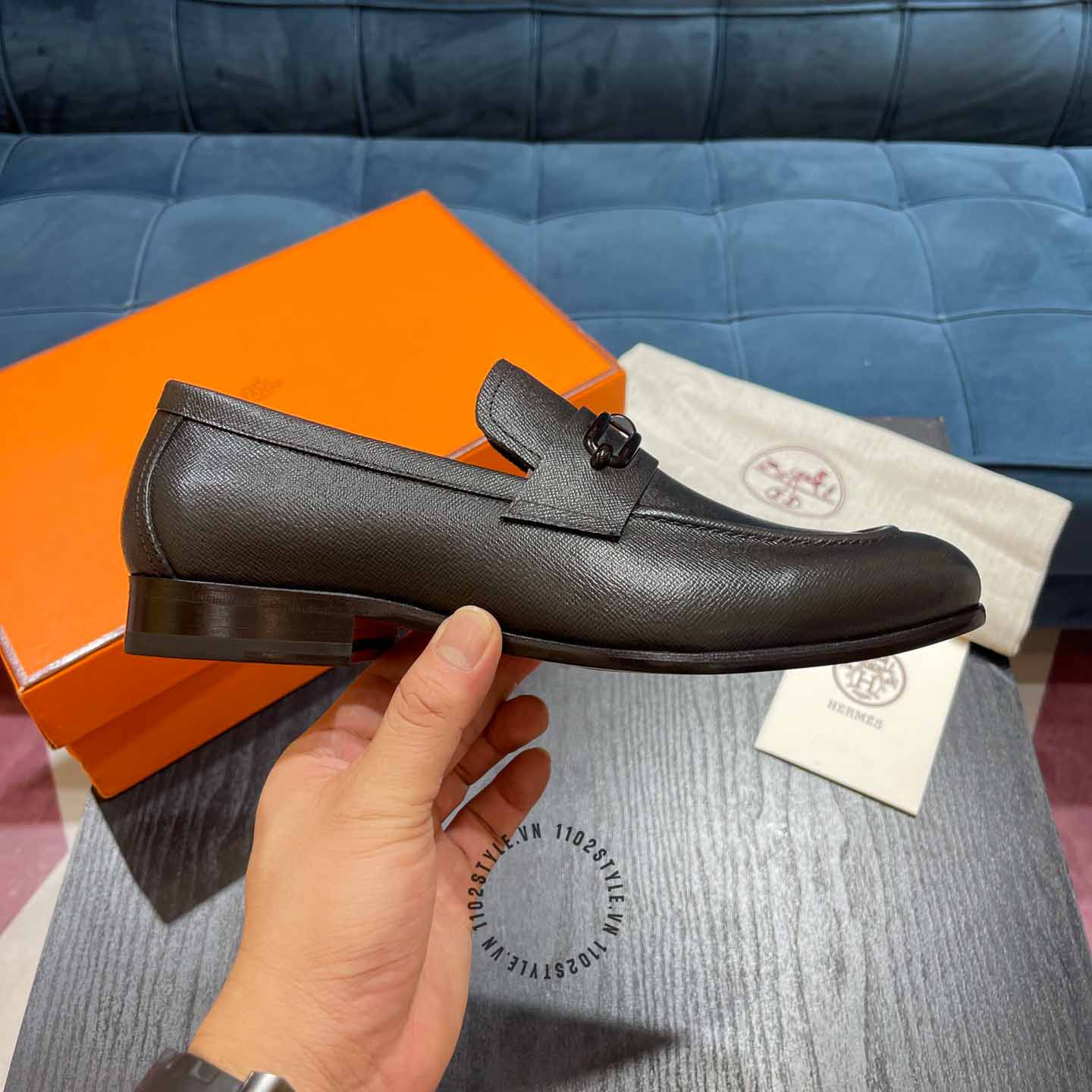 Độ hoàn thiện của đôi giày Hermes màu ghi xám