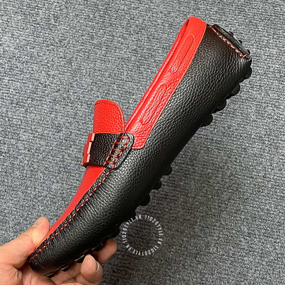 Chất liệu da của đôi giày lười Hermes màu đỏ