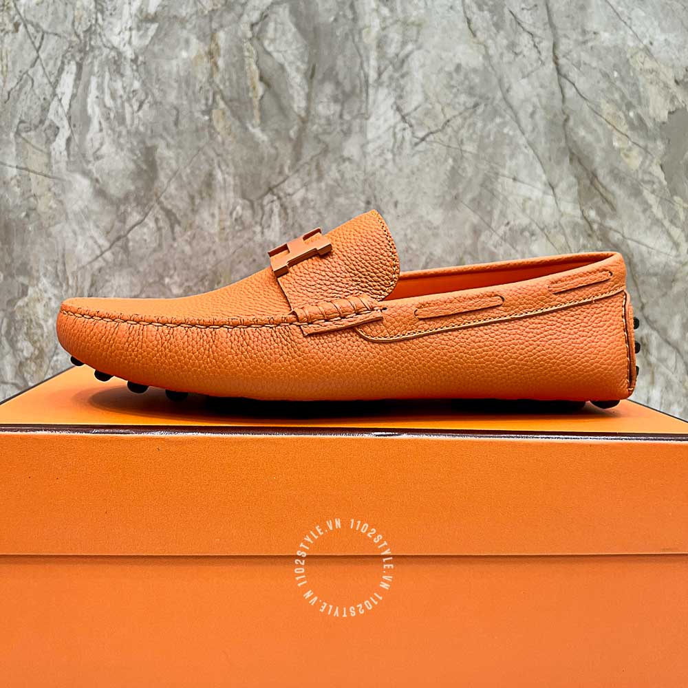Chất liệu da của đôi giày Hermes màu cam