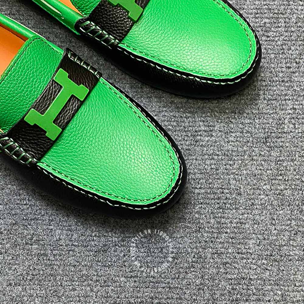 Màu sắc chủ đạo của đôi giày Hermes màu đen phối xanh