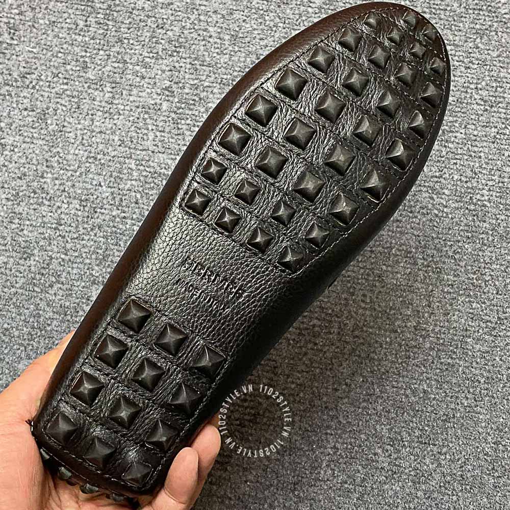 Độ hoàn thiện của đôi giày Hermes màu đen phối xanh