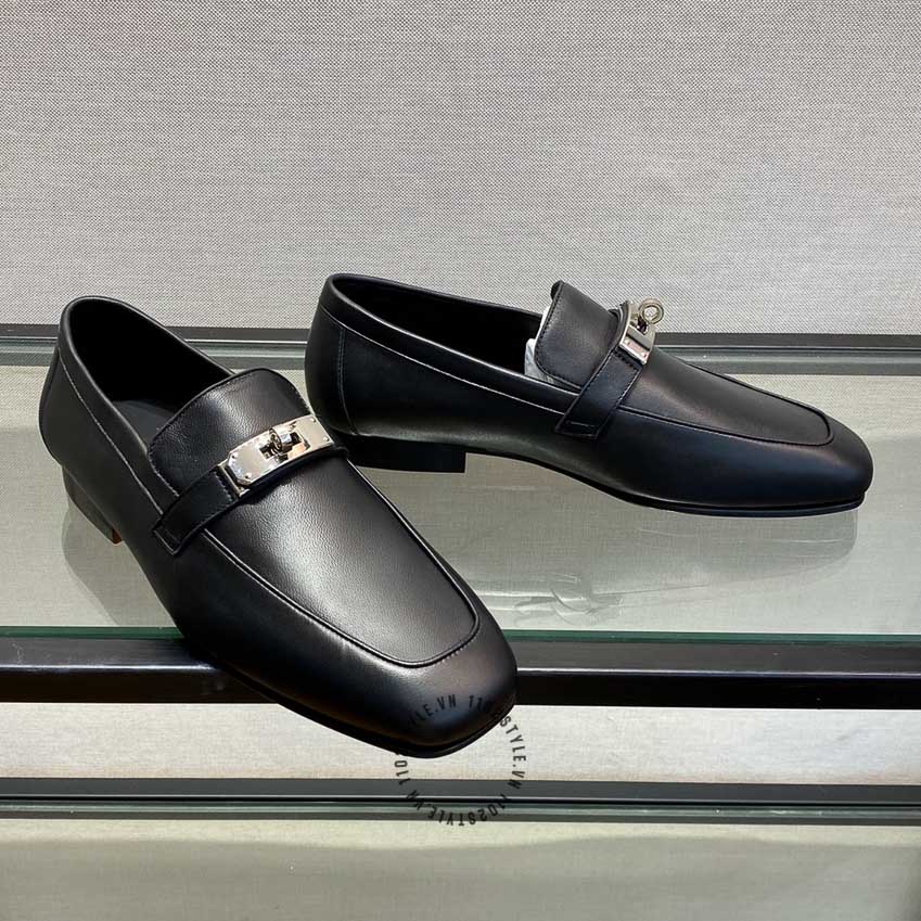 Chất liệu da của đôi giày lười Hermes