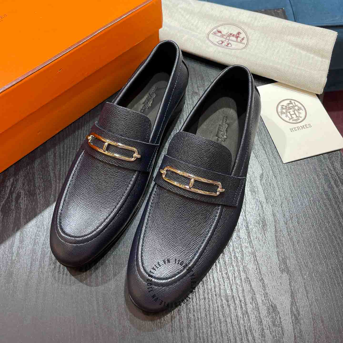 Chất liệu của đôi giày Hermes màu xanh than