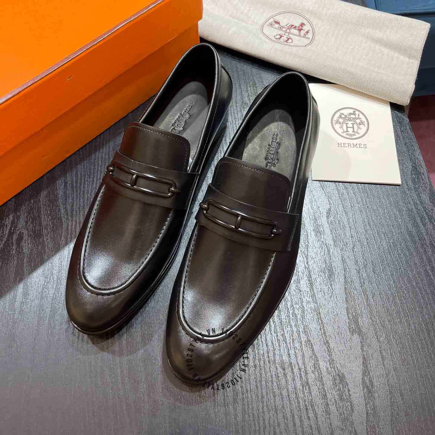 Chất liệu của đôi giày Hermes nâu