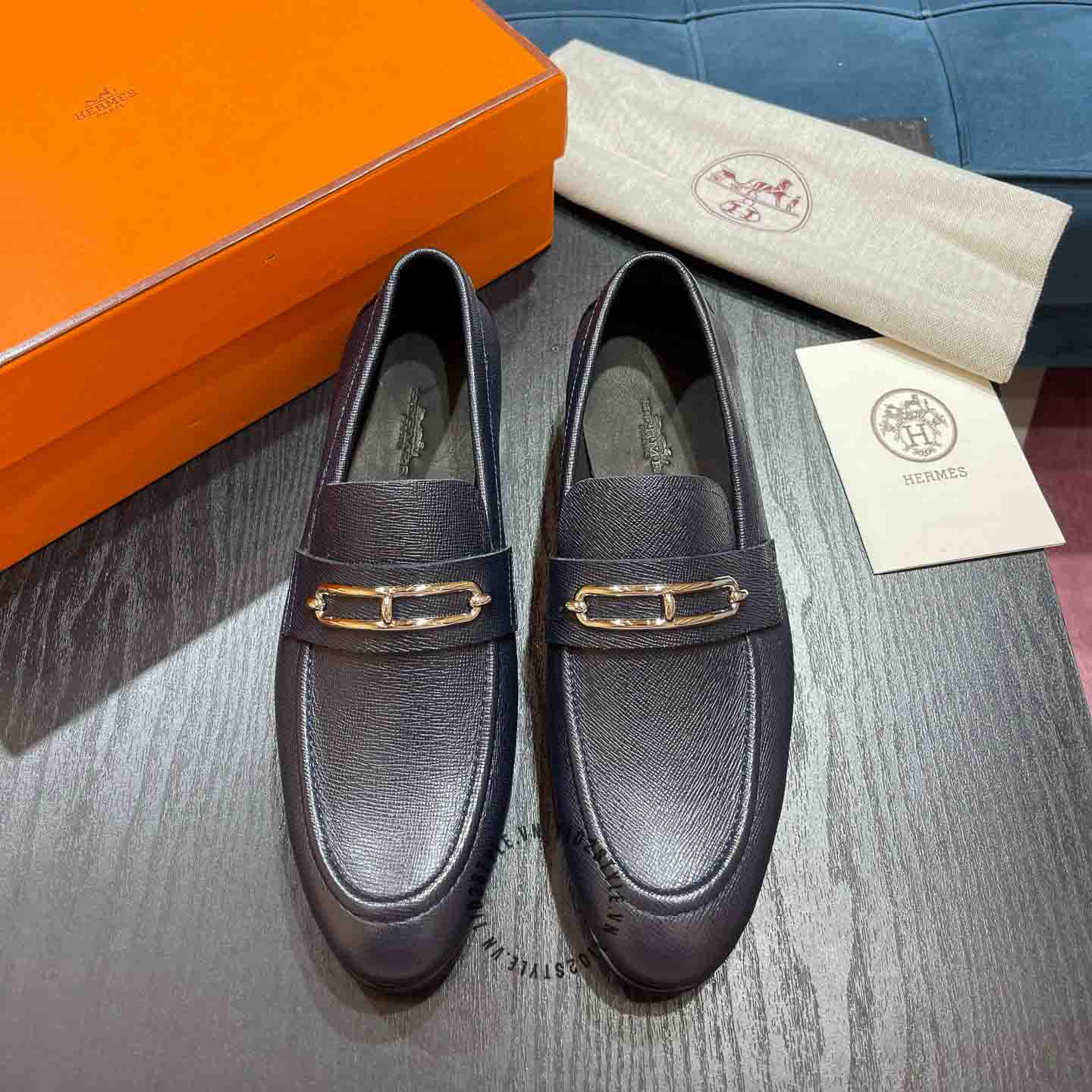 Tìm hiểu về mẫu giày lười nam Hermes màu xanh than