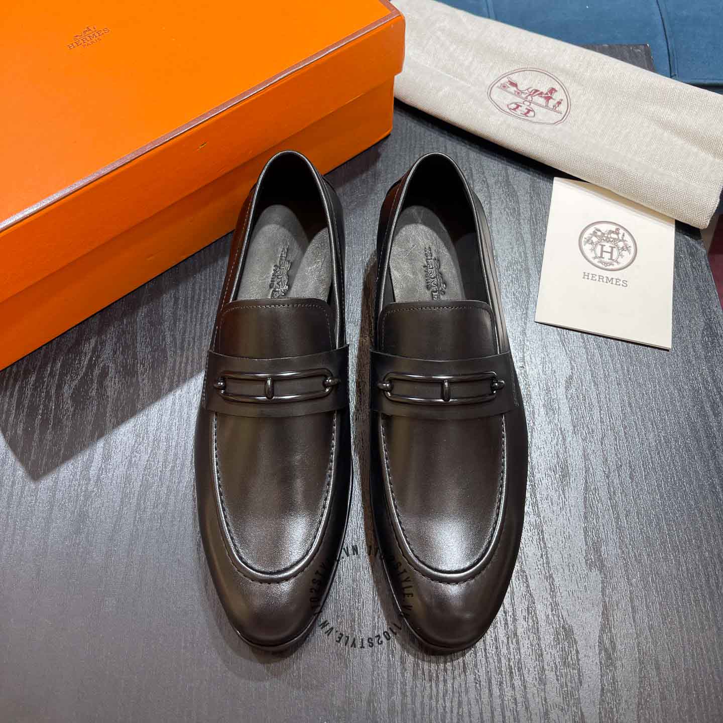 Đôi nét của đôi giày lười Hermes màu nâu