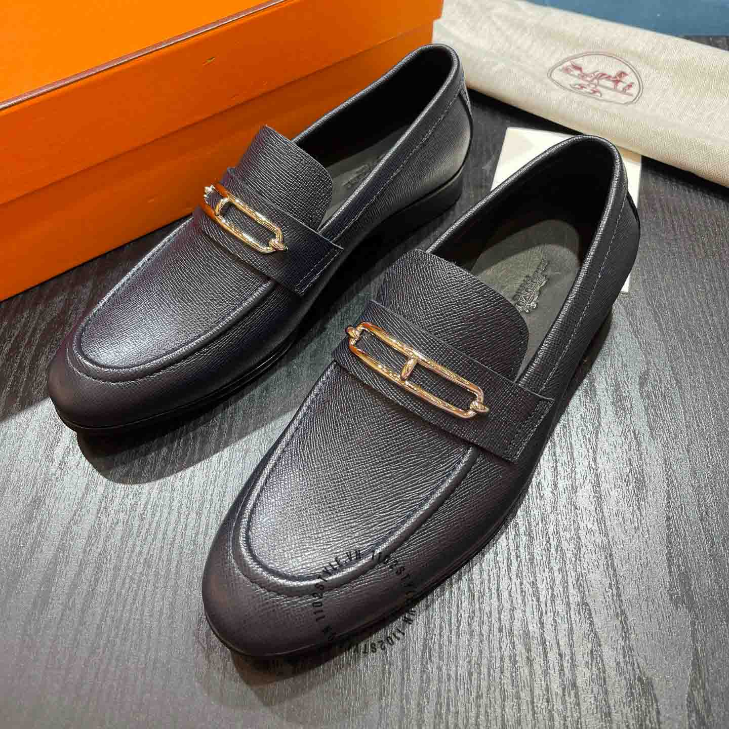 Kiểu dáng và thiết kế của đôi giày Hermes màu xanh than
