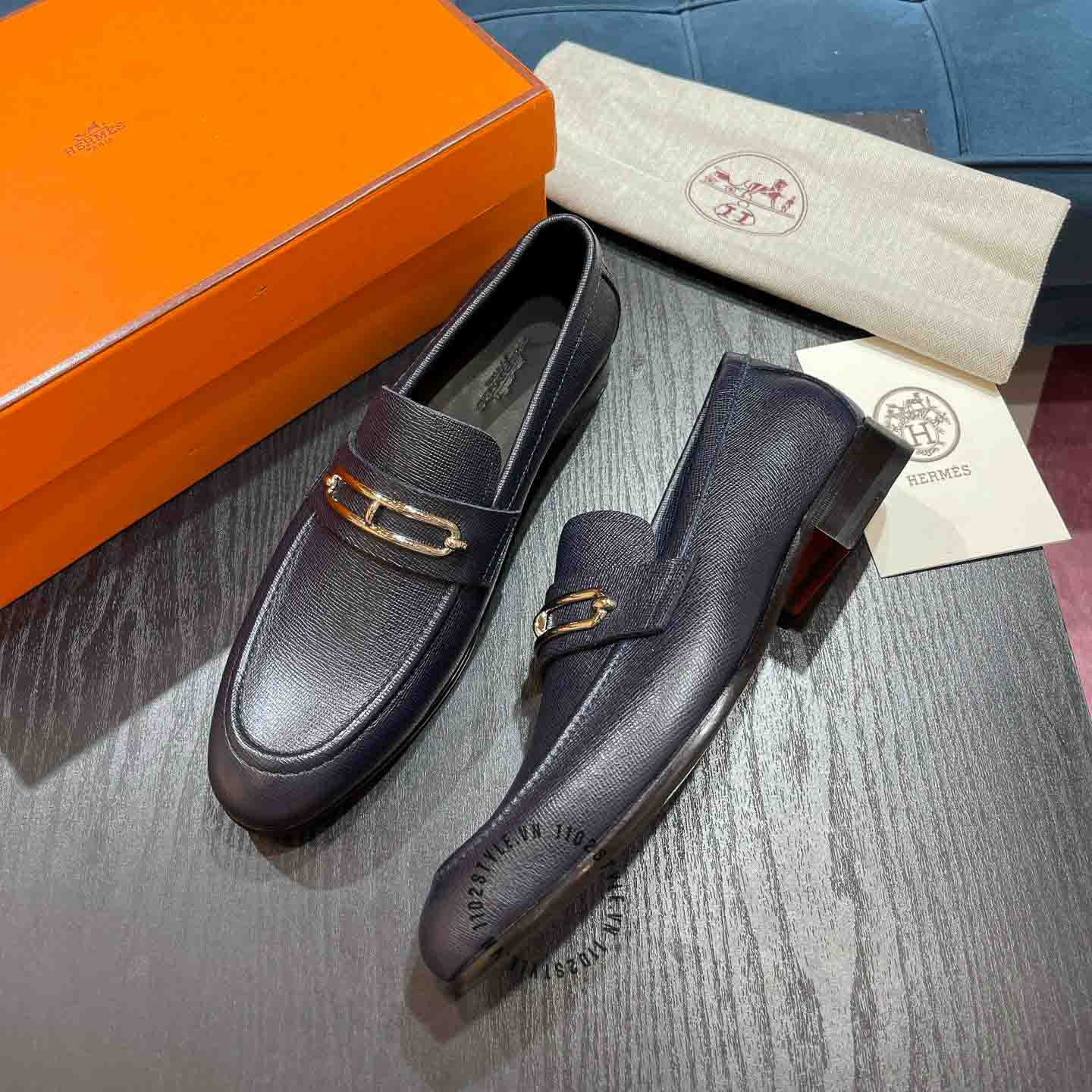 Màu sắc chủ đạo của đôi giày Hermes màu xanh than